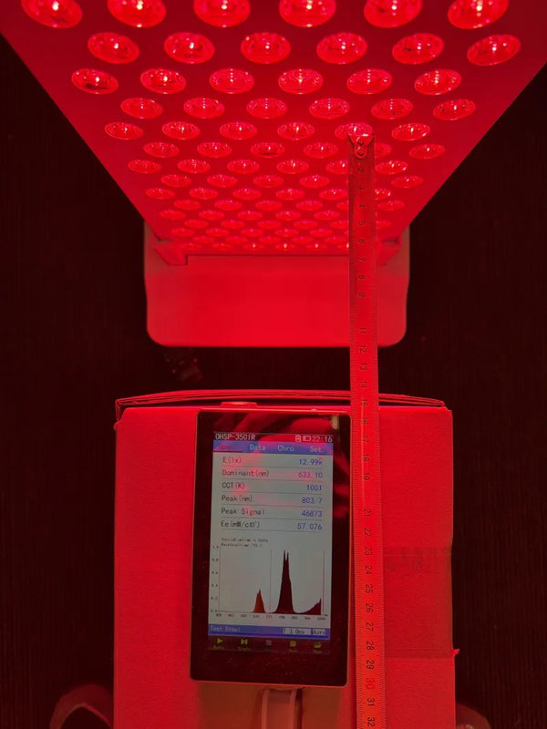 Handspektrometer unter dem PrimeFORCE Advanced Gen5 bei 15 cm, Display zeigt 57,1 mW/cm²