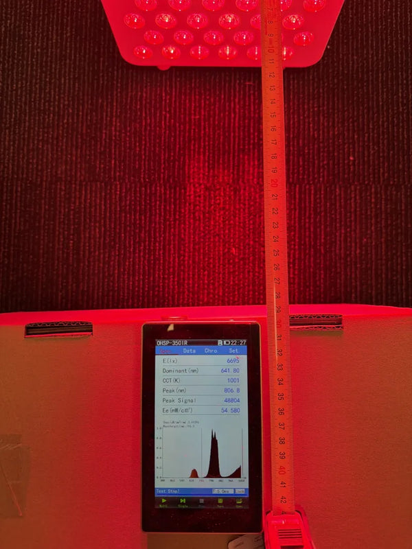 Handspektrometer unter dem PrimeFORCE Compact Gen5 bei 30 cm, Display zeigt 54,6 mW/cm²