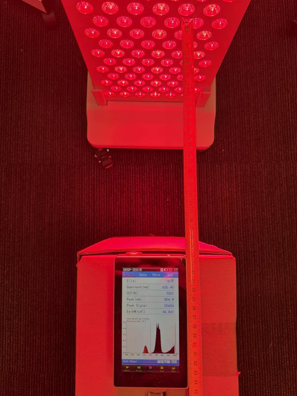 Handspektrometer unter dem PrimeFORCE Advanced Gen5 bei 30 cm, Display zeigt 46,8 mW/cm²