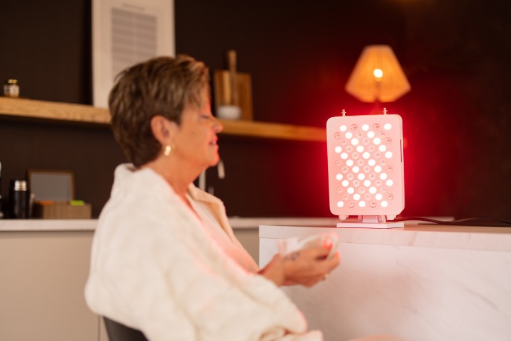 Liroma roodlichttherapie RL60 op een keukentafel