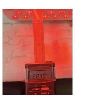 Solarmeter unter dem PrimeFORCE Compact Gen5 bei 15 cm, Display zeigt 204,9 mW/cm²