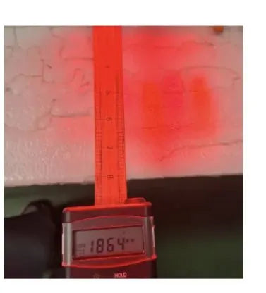 Solarmeter unter dem PrimeFORCE Compact Gen5 bei 25 cm, Display zeigt 186,4 mW/cm²