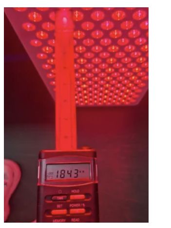 Solarmeter unter dem PrimeFORCE Elite Gen5 bei 25 cm, Display zeigt 184,3 mW/cm²