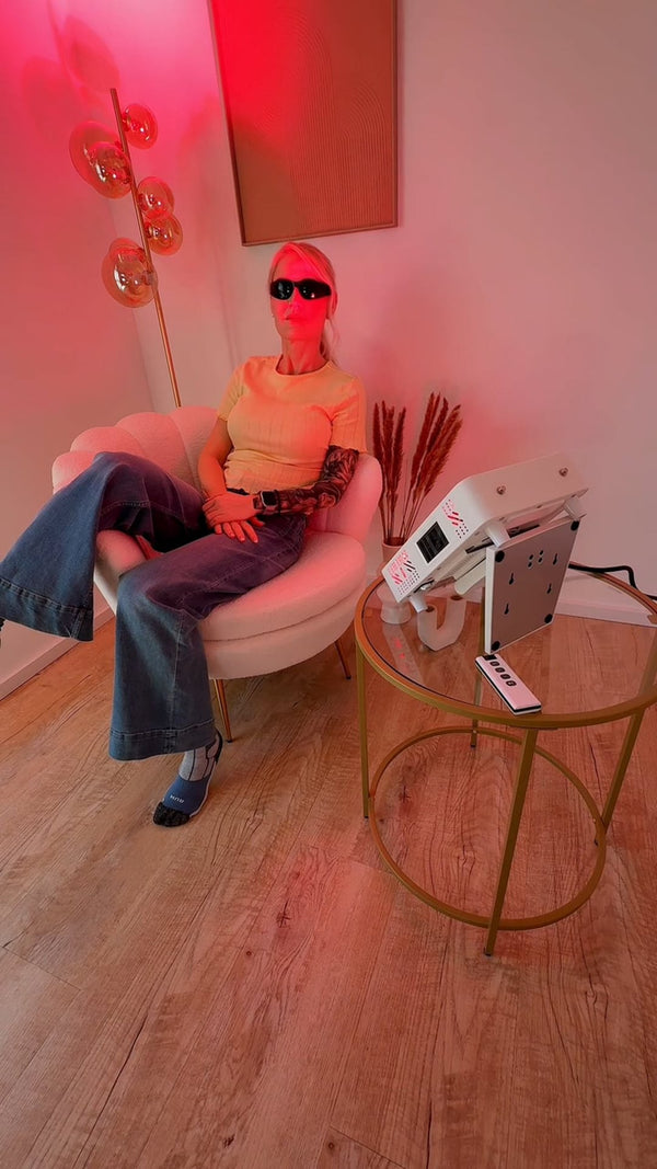 Kundin bei der Rotlichttherapie mit dem Liroma Panel im Sessel